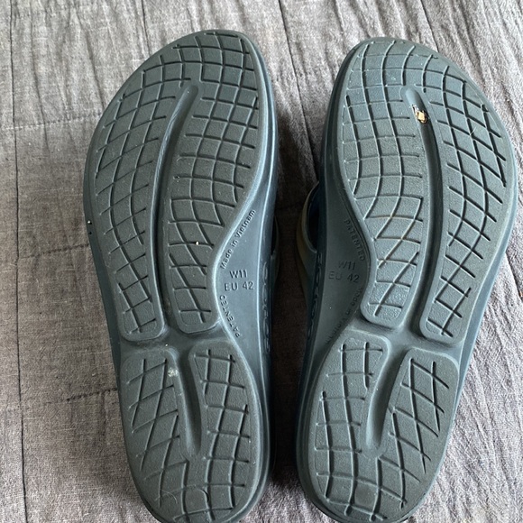 OOFOS Original Recovery Sandal. Unisex size 42 - Picture 5 of 7